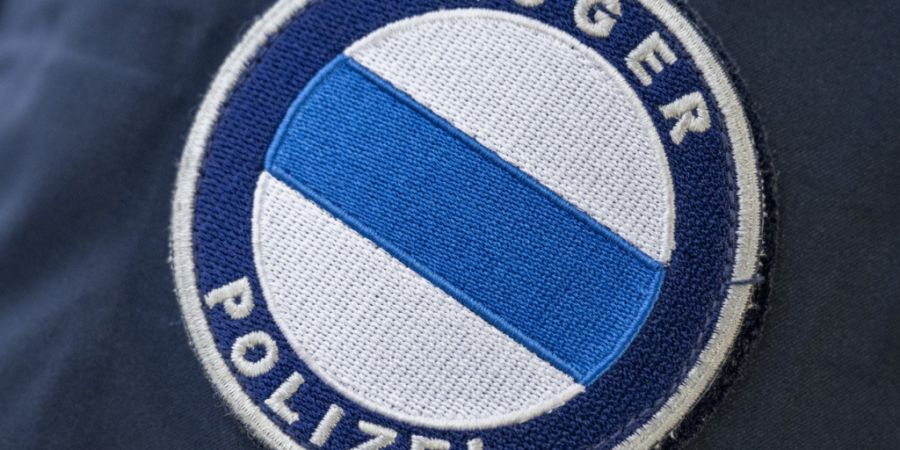 Die Zuger Polizei sucht zwei Männer, die zwei andere Männer tätlich angegangen und verletzt haben sollen. (Symbolbild)