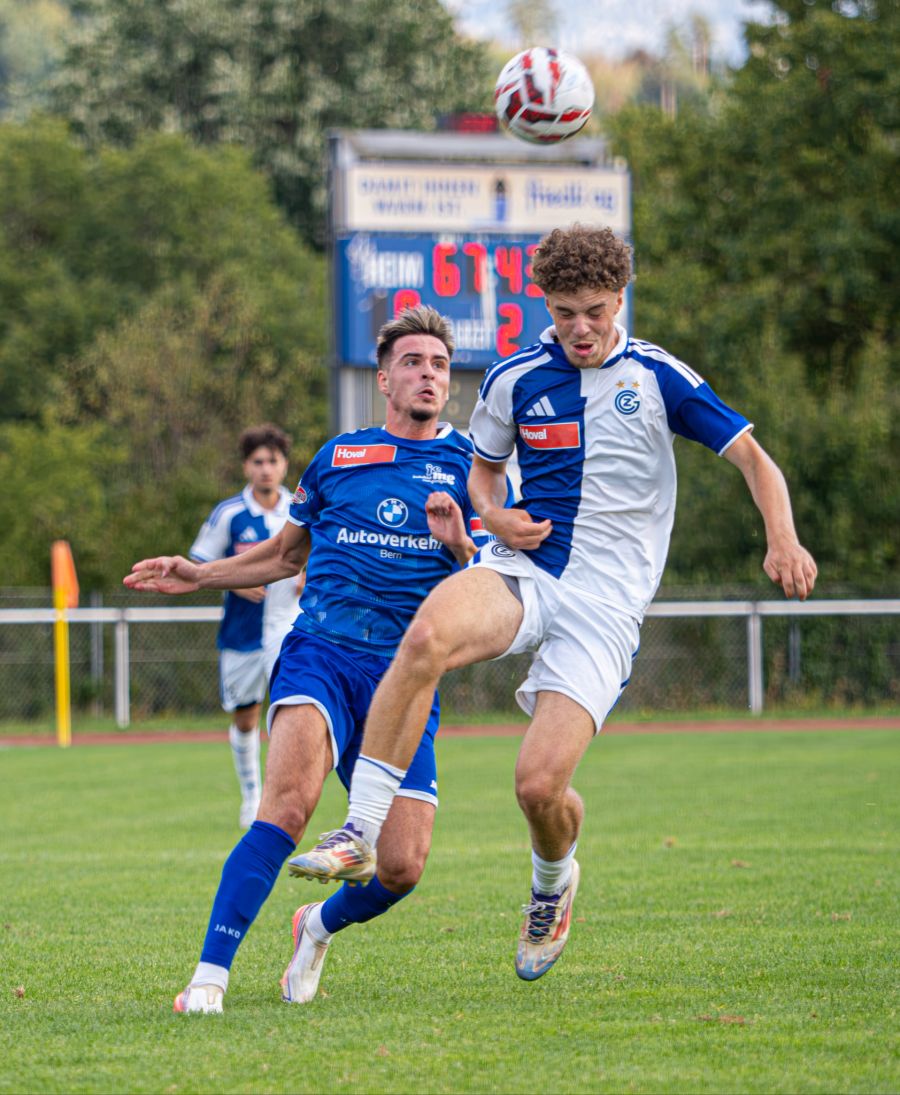 Beqaj (FC MG) lupft den Ball über Mantini (GC).