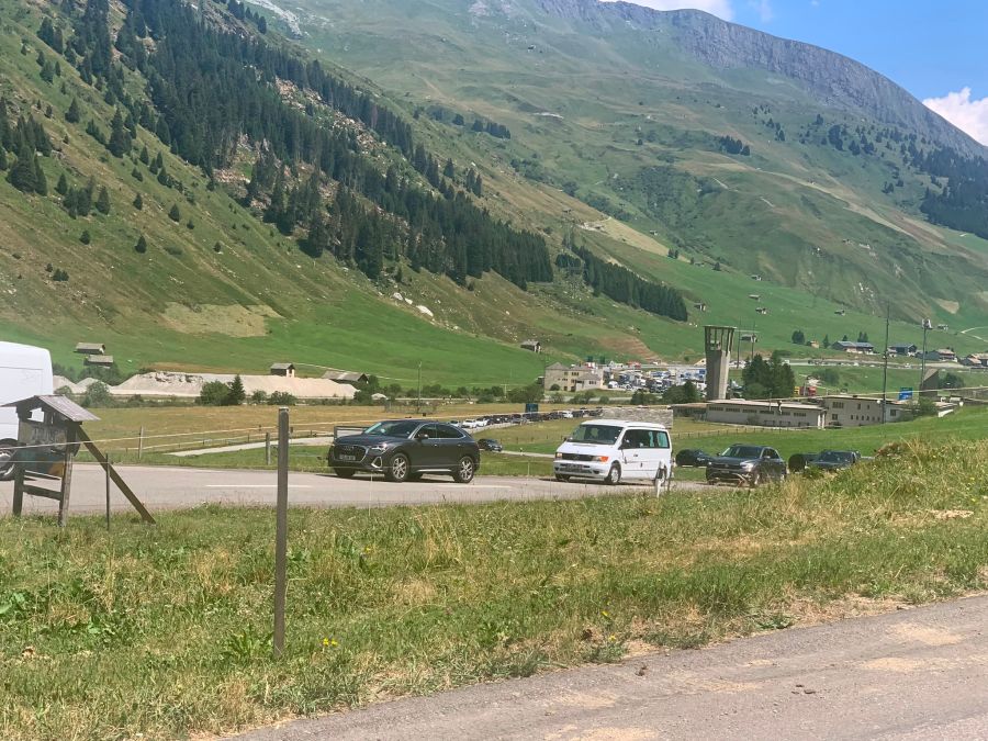 Eine Blechlawine walzt sich über den Pass.
