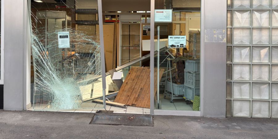 Unbekannte rammten die Eingangstür eines Waffengeschäfts in Kreuzlingen TG mit einem Auto.