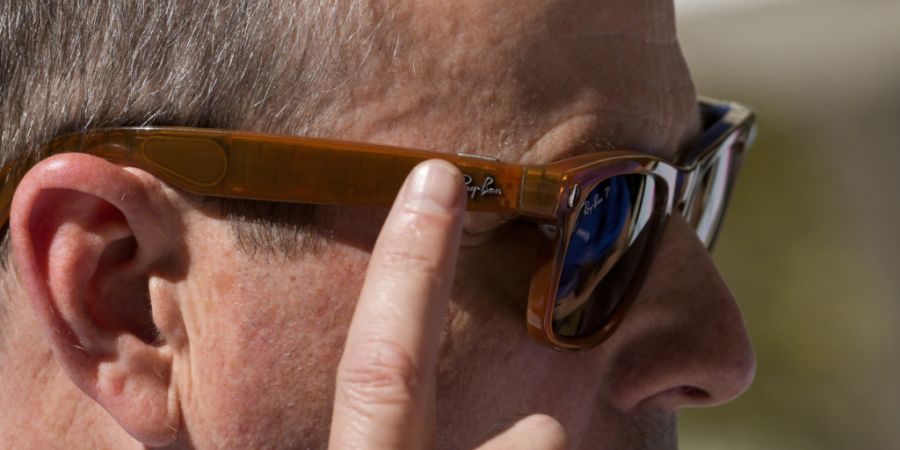 Heimliche Bildaufnahmen durch die Brille: Die Zürcher Regierung soll ein Verbot unter anderem in Freibädern prüfen. (Symbolbild)