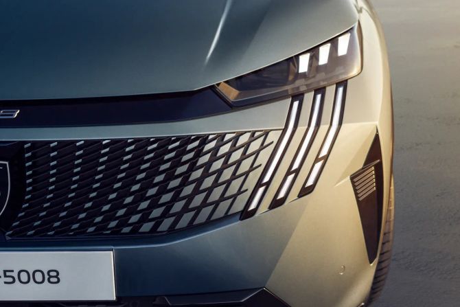 Peugeot E-5008
