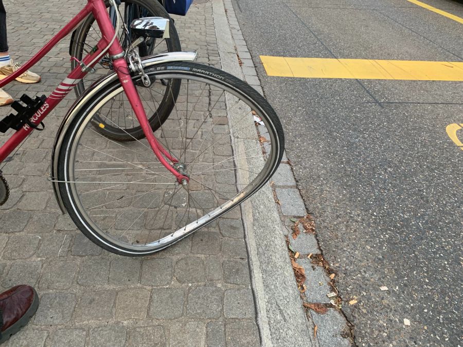 Das Rad des Velos wurde durch den Zusammenstoss beschädigt.