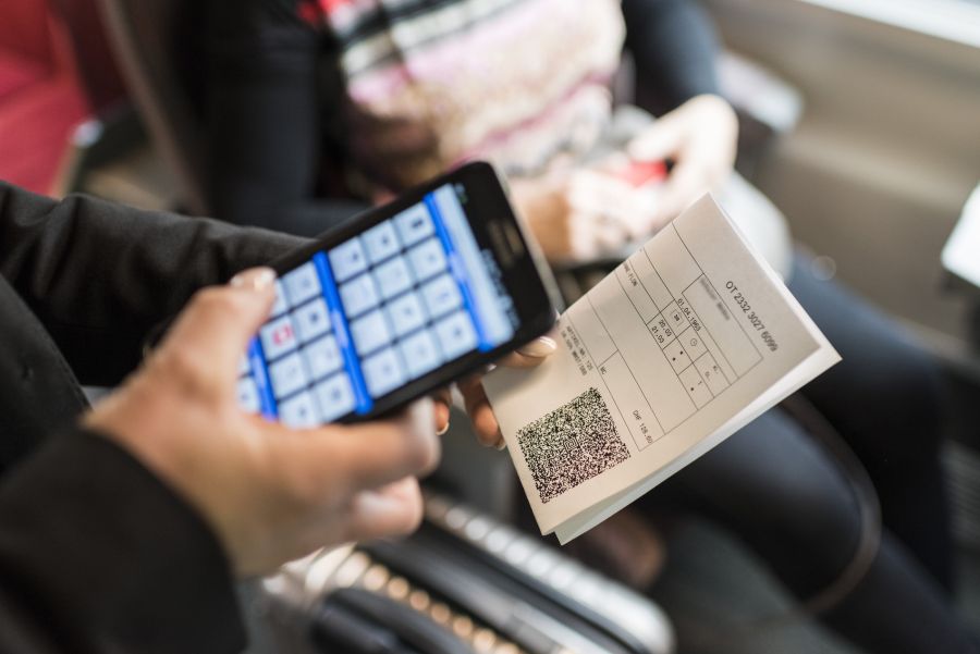 Die Primarlehrerin hat die Tickets für ihre Klasse vergessen.