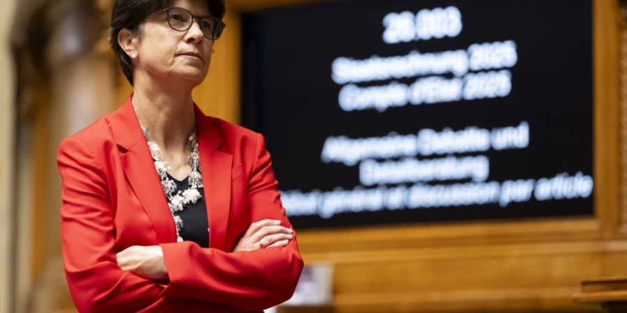Die Berner SP-Nationalrätin Ursula Zybach verfolgte die Debatte zur Bundesrechnung 2025 kritisch. Aus Sicht der Linken ist die bürgerliche Sparpolitik unnötig und nicht nachhaltig.