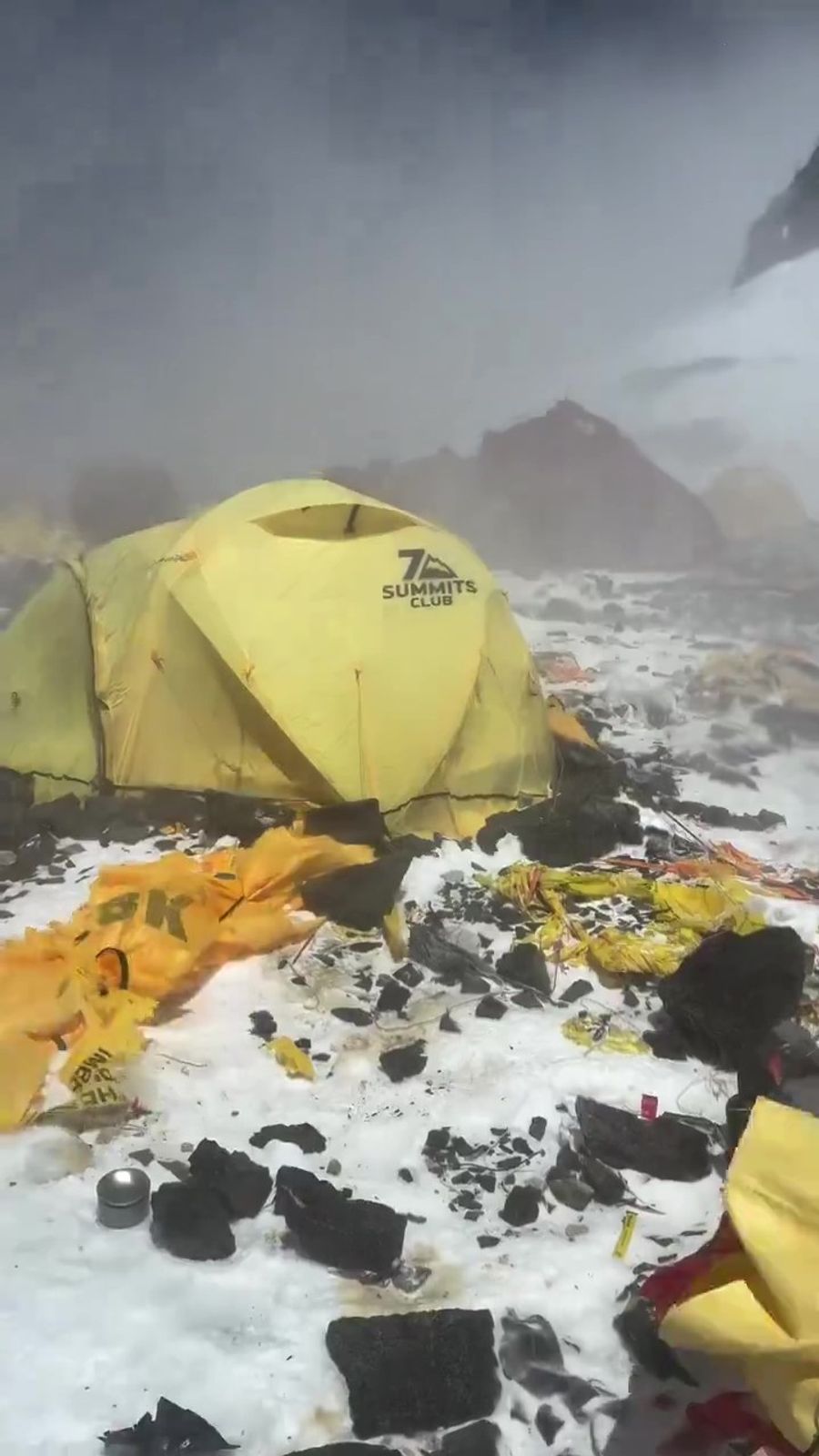 Zurückgelassen: Ein Zelt des «7 Summits Club» steht verlassen auf dem South Col – davor Fetzen, Gasflaschen und Geröll.
