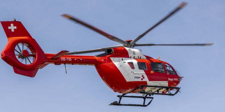 Die Rega flog den verletzten Motorradfahrer nach der Erstversorgung ins Spital. (Symbolbild)