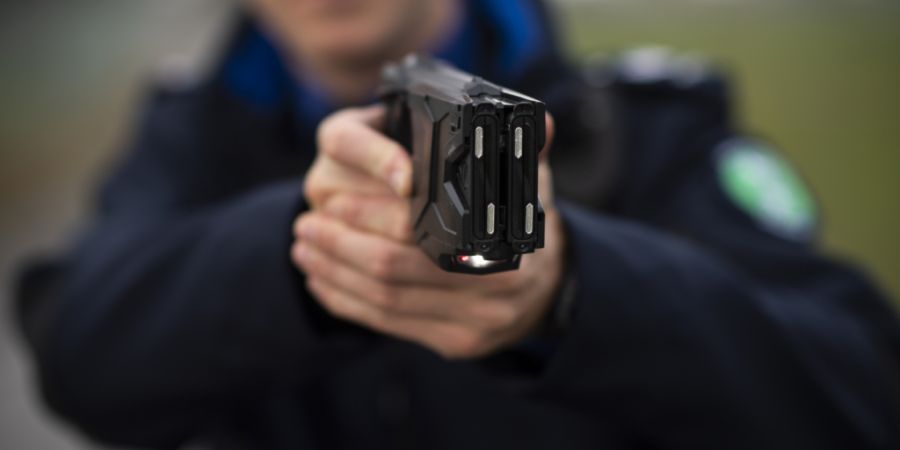 Zwei Polizisten setzten in Rorschach ihre Taser gegen einen Mann ein. (Symbolbild)