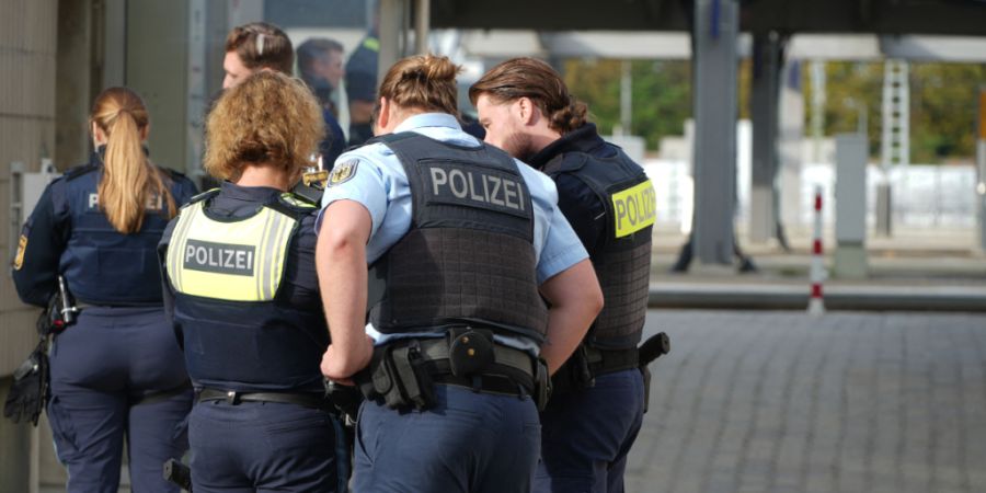 Einsatzkräfte der Polizei stehen in der Nähe des Augsburger Hauptbahnhofs. Nach einer Explosion in der Nähe des Augsburger Hauptbahnhofs hat die Polizei einen verdächtigen Gegenstan...