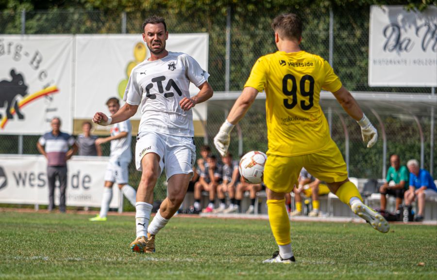 Köniz Goalie Radosavlijevic klärt vor Dangubic (Münsingen).