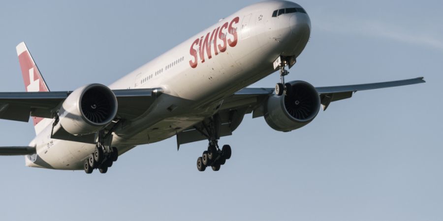 Eine Boeing 777 der Swiss musste am Dienstagmorgen ausserplanmässig auf den Azoren landen, nachdem sich im Flugzeug ein chemischer Geruch bemerkbar machte. (Archivbild)