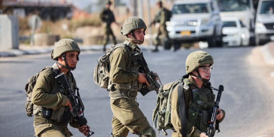 ARCHIV - Israelische Soldaten blockieren eine Straße im Westjordanland. Foto: Ilia Yefimovich/dpa
