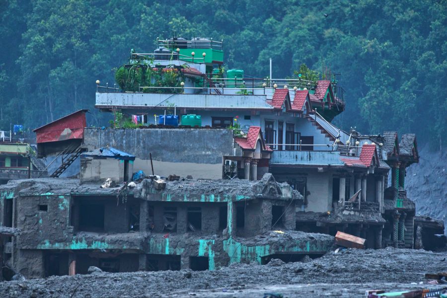 Am Donnerstag, dem 27. August 2026, sind in Devighat im Distrikt Nuwakot in Nepal die Schäden nach Sturzfluten zu sehen.