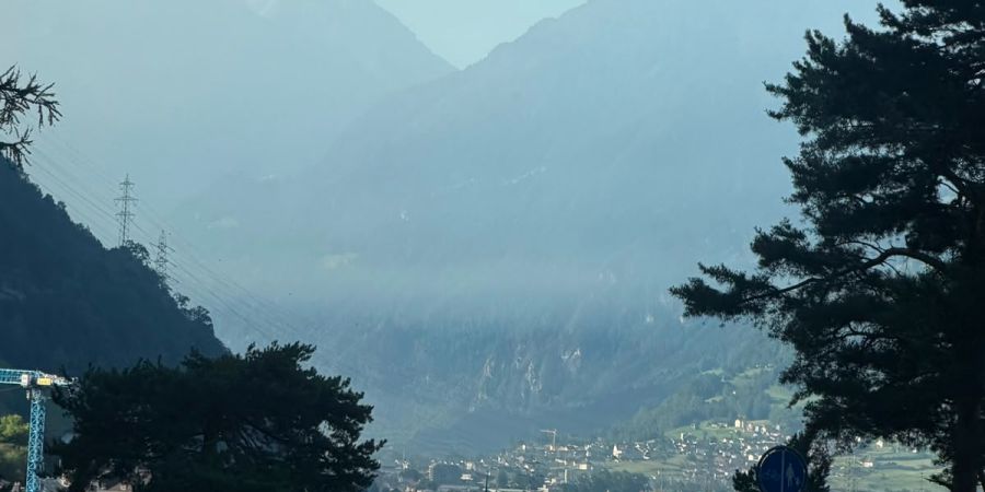 Das Urner Schächental ist durch den Brand vernebelt.