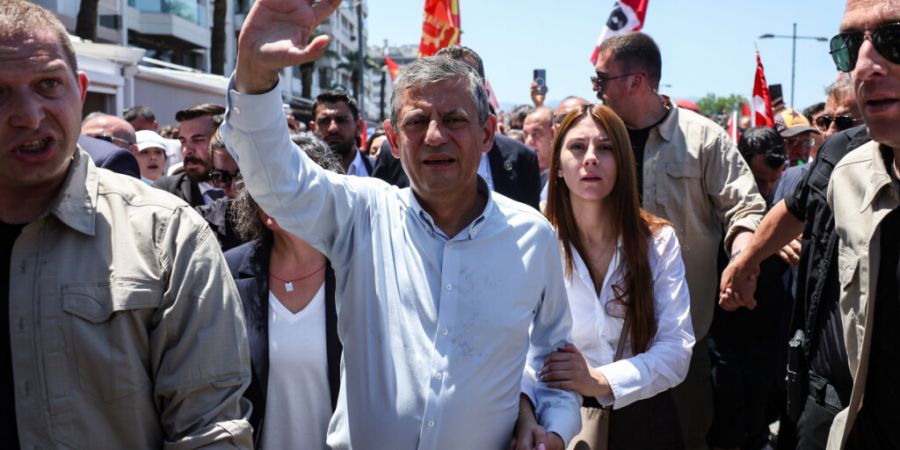 ARCHIV - Özgür Özel (M), der abgesetzte Vorsitzende der größten türkischen Oppositionspartei, der Republikanischen Volkspartei (CHP), kommt zu einer Kundgebung. Foto: Erdem Sahin/...