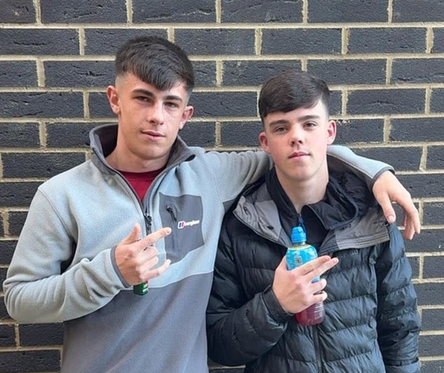 Sassen ebenfalls in dem Geisterfahrer-Passat: Theo Rae (†17) und Cole Robert Worthy (†17).