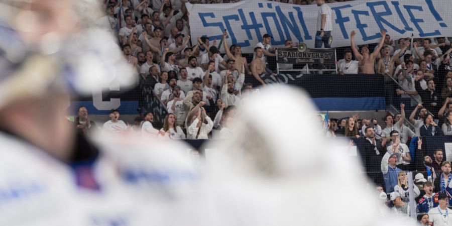 2025 schickte der spätere Schweizer Meister ZSC Lions den EHC Kloten in den Playoffs in die Ferien. Ausserhalb des Stadions verhielten sich Kloten-Fans unsportlich. (Archivbild)