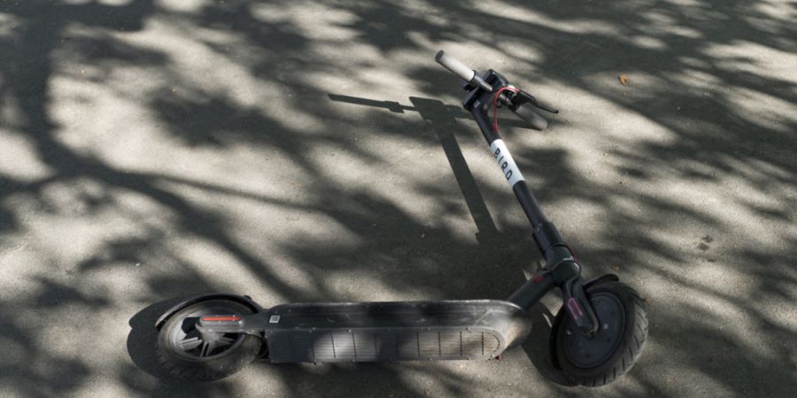 Ein 14-Jähriger wurde bewusstlos am Boden gefunden. Er hatte zuvor ein E-Trottinett für sich freigeschaltet. (Symbolbild)