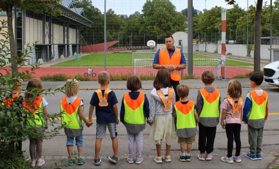Verkehrspolizist Thomas Kempf bringt den Baarer Kindergartenkindern die wichtigsten Regeln für den Strassenverkehr näher.