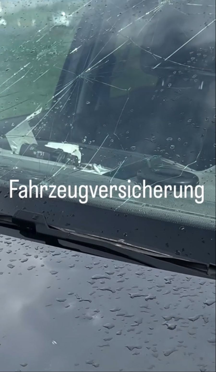 Alle Frontscheiben sind eingeschlagen – kein Fahrzeug ist mehr fahrbar.