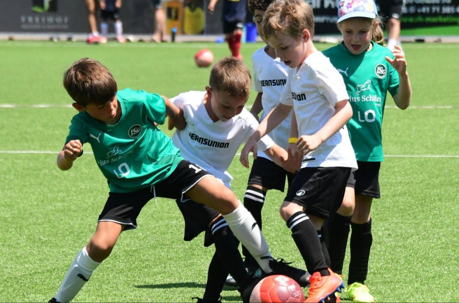 Mehr als 900 Schülerinnen und Schüler aus Gossau, Arnegg und Andwil lieferten sich spannende Spielszenen auf dem Kunstrasen.