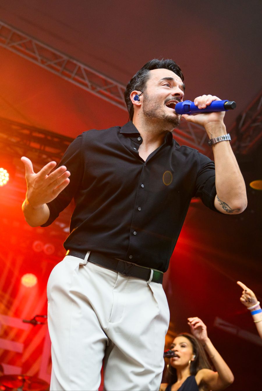 Daneben steht er auch bei Live-Konzerten auf der Bühne. Mit seinen Songs ist er vorwiegend im deutschsprachigen Raum unterwegs.