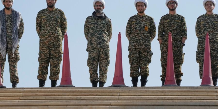 Geistliche in Militäruniformen stehen Wache vor der Imam-Khomeini-Mosalla-Großmoschee, während die Vorbereitungen für die mehrtägigen Trauerfeierlichkeiten für den ermordeten ober...