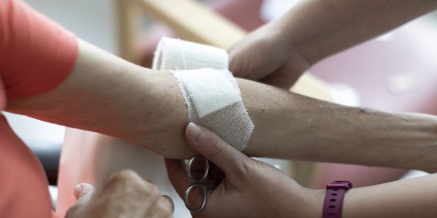 Der Beruf der Pflegeexpertinnen und Pflegeexperten soll gestärkt werden. Künftig sollen sie im ambulanten Bereich medizinische Leistungen durch die obligatorische Krankenpflegeversich...