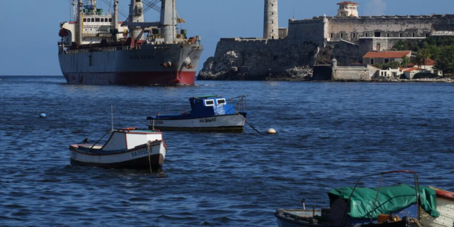 Das Frachtschiff Asian Katra (oben, l) kommt in der Bucht von Havanna an. Inmitten der schweren Versorgungskrise in Kuba ist eine Hilfslieferung aus Mexiko und Uruguay auf der sozialist...