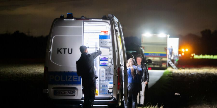 dpatopbilder - Kriminaltechniker arbeiten am Umspannwerk in Dormagen. Ein Spaziergänger hat einen verdächtigen Gegenstand an einem Umspannwerk in Dormagen zwischen Köln und Düsseldo...
