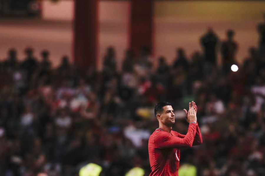 Applaus für den Superstar: Ronaldo verabschiedet sich in der 65. Minute vom portugiesischen Publikum – torlos, aber mit dem Sieg im Rücken.