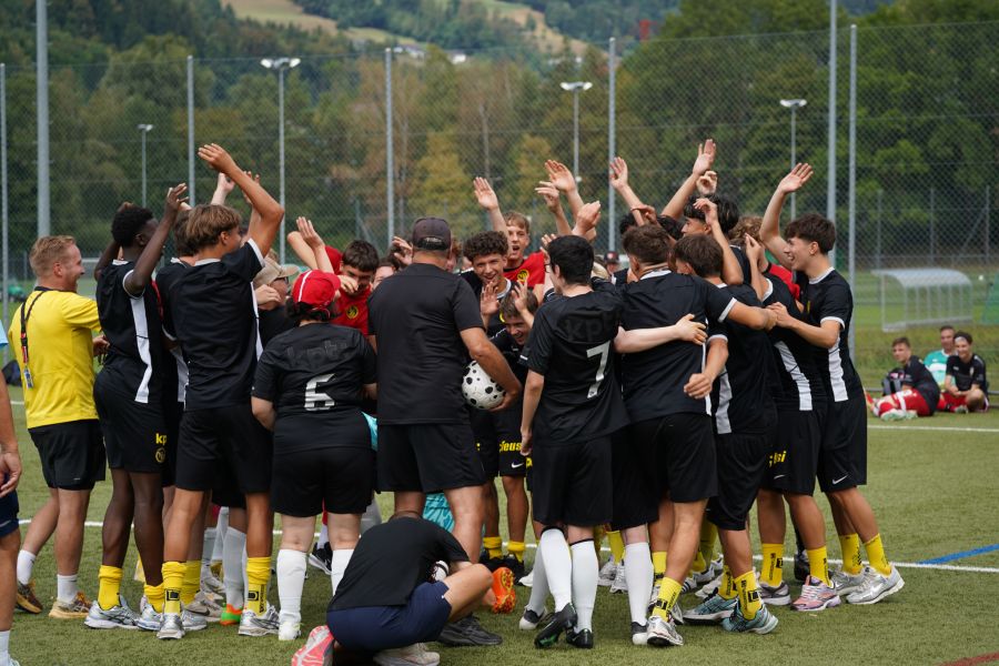 Das Konzept verbindet Fussball, Bildung und Begegnung und bringt Nachwuchs-Leistungsfussball mit Spieler:innen mit unterschiedlichen Beeinträchtigungen zusammen.