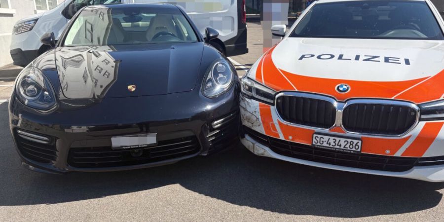 In Rorschacherberg SG rammte ein Porschefahrer bei einer Kontrolle ein Polizeifahrzeug.