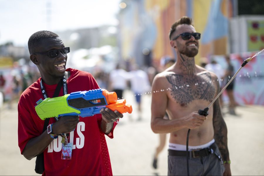 Bobi, links, und Raoul kühlen Besucher am Openair St. Gallen ab.