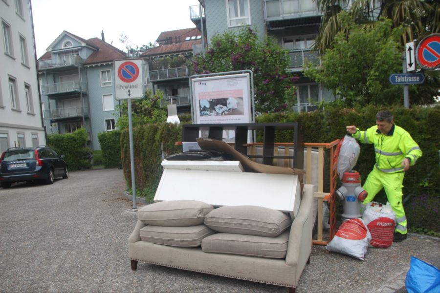 Ausgerechnet unter einer Informationstafel der Entsorgung St.Gallen über regelkonforme Abfall-Bereitstellung wurden diese Möbel entsorgt.