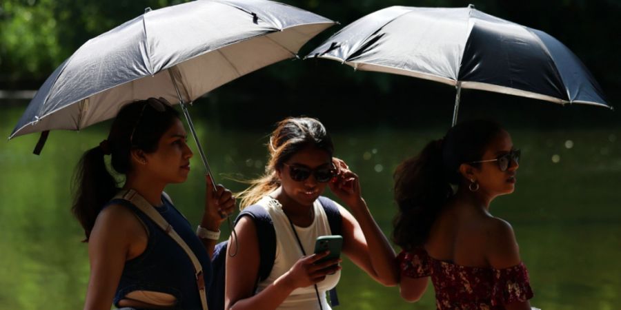 Regenschirme als Sonnenschutz: Grossbrittannien ächzt derzeit unter unüblich hohen Temperaturen.