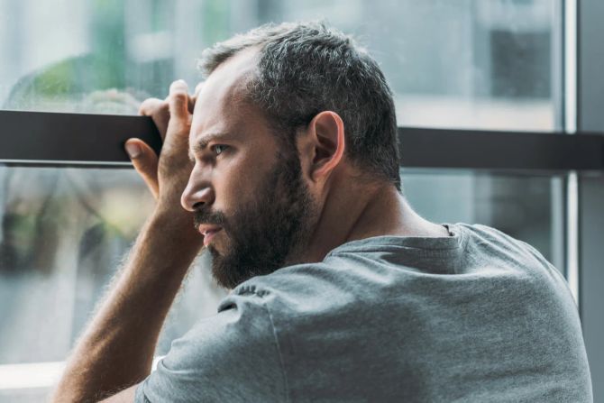 Mann Fenster depressiv Psyche