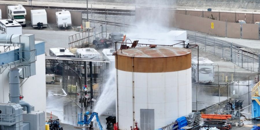 Wasser wird auf einen Tank gesprüht, der sich in einem Luft- und Raumfahrtwerk überhitzt hat. Die drohende Explosion eines Lagertanks mit einer brennbaren, gefährlichen Chemikalie ha...