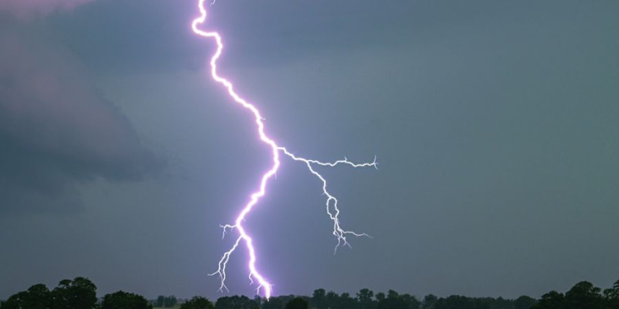 ARCHIV - Sommergewitter über einem Feld. Foto: Patrick Pleul/dpa/Archivbild