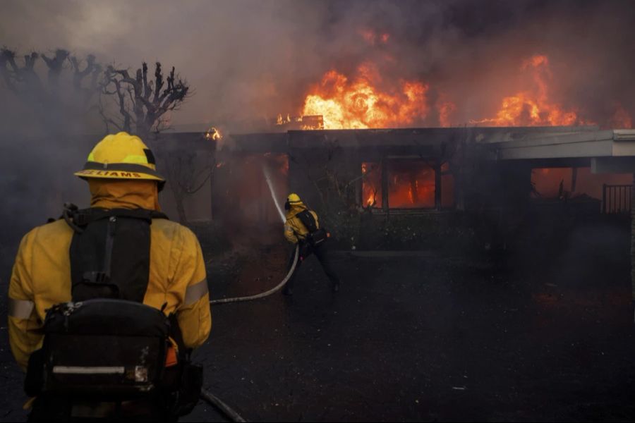 Die Feuerwehr versucht die Häuser zu retten, kämpft aber gegen einen Mega-Brand an.