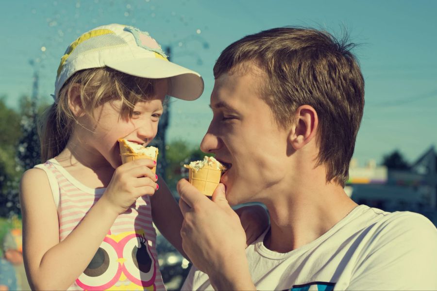 Kinder essen eis