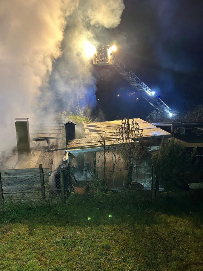 Oberglatt: Gartenhaus in Brand. Gartenhaus in Brand.