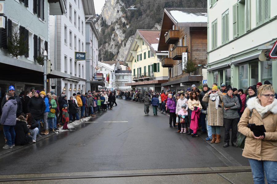 Die Harder-Potschete zog auch dieses Jahr wieder Tausende an den Strassenrand.