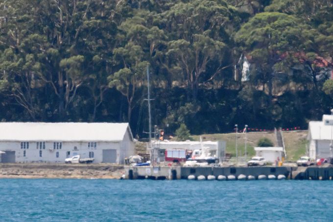 Zwei Segler an Bord der Flying Fish Arctos sind bei der Regatta von Sydney nach Hobart ums Leben gekommen, nachdem die Flotte in der Nacht von schwierigen Wetterbedingungen heimgesucht wurde. sydney hobart