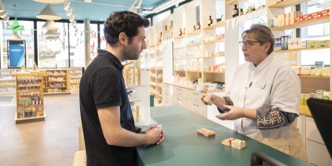 Ein Kunde wird in einer Apotheke beraten. (Symbolbild) Apotheke