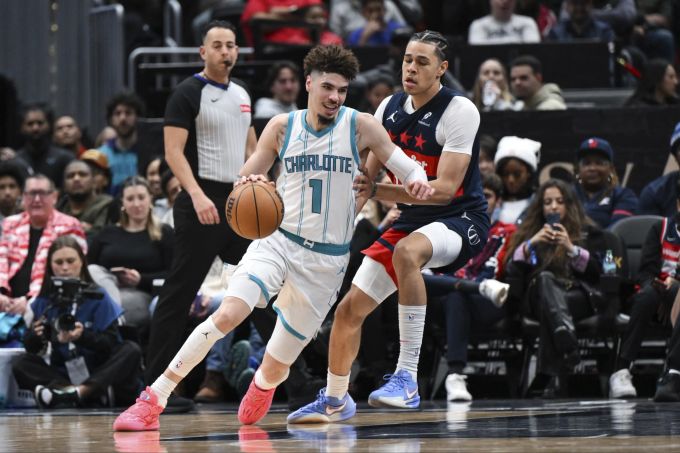 Kyshawn George (rechts) gewinnt mit den Wizards in der NBA gegen Charlotte. NBA