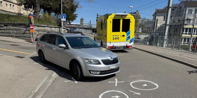 Kollision zwischen Auto und E-Bike in St. Gallen. Kollision in St. Gallen