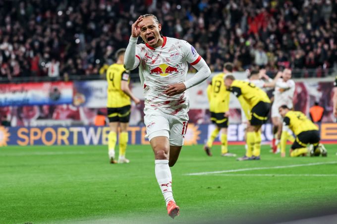 Xavi Simons (RB Leipzig) feiert sein Tor zum 1:0 gegen den BVB in der Bundesliga. Bundesliga RB Leipzig BVB