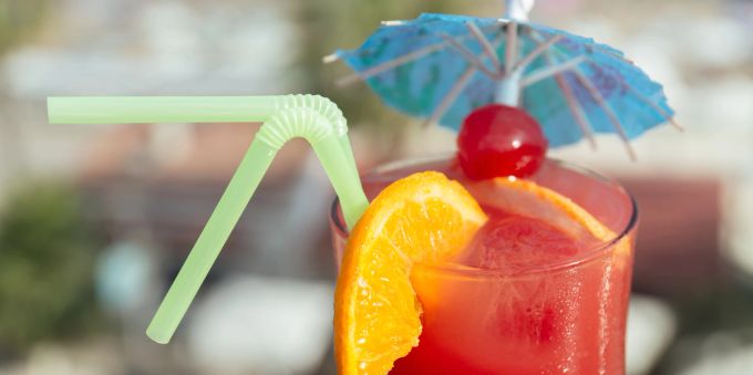 Der Verzicht auf Plastikstrohhalm wurde zum Sinnbild für nachhaltiges Handeln – der Effekt auf Umwelt und Klima ist aber gering. Strohhalm vegan
