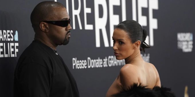 Kanye West und seine Frau Bianca Censori sorgen mit ihrem Nackt-Stunt bei den Grammys für anhaltende Schlagzeilen. Kanye West Skandal Streit